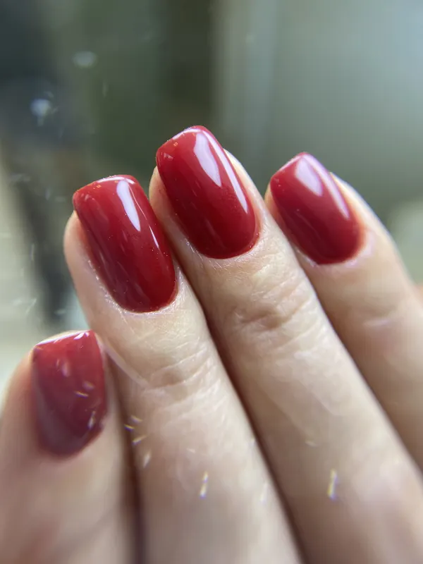 Unhas quadradas curtas em vermelho escuro acetinado