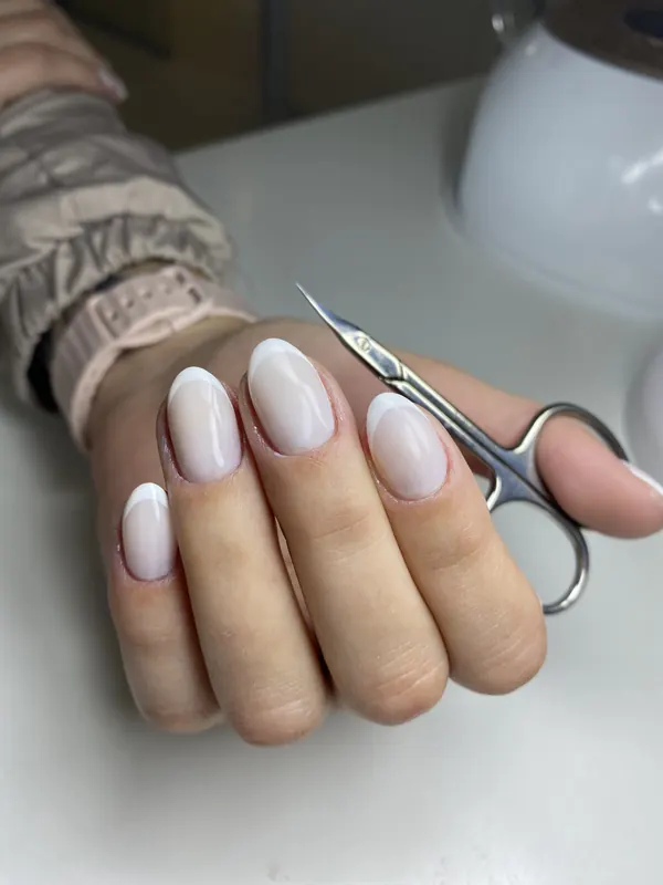 Unhas amendoadas com francesinha branca clássica
