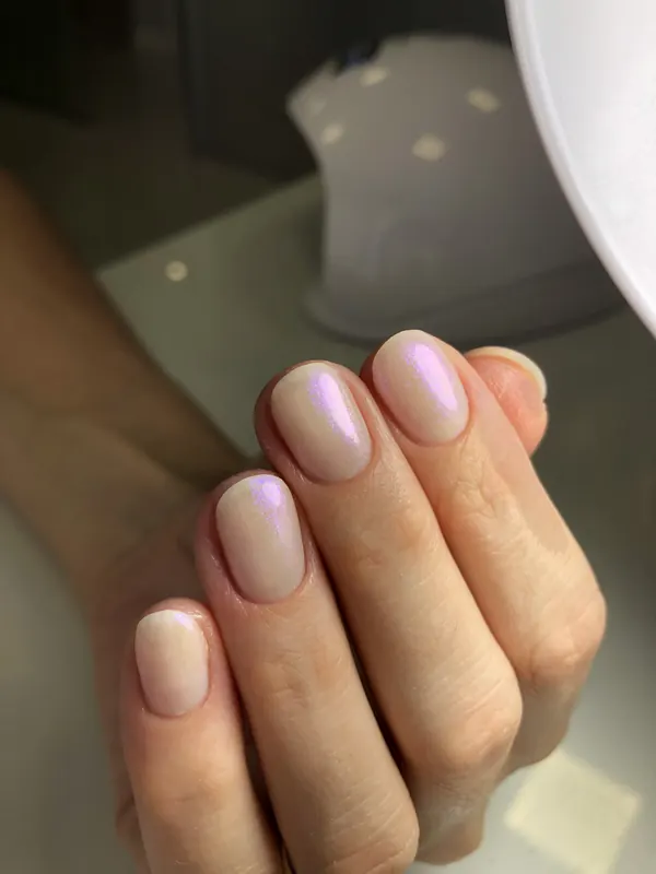 Unhas curtas em nude perolado com reflexo lilás